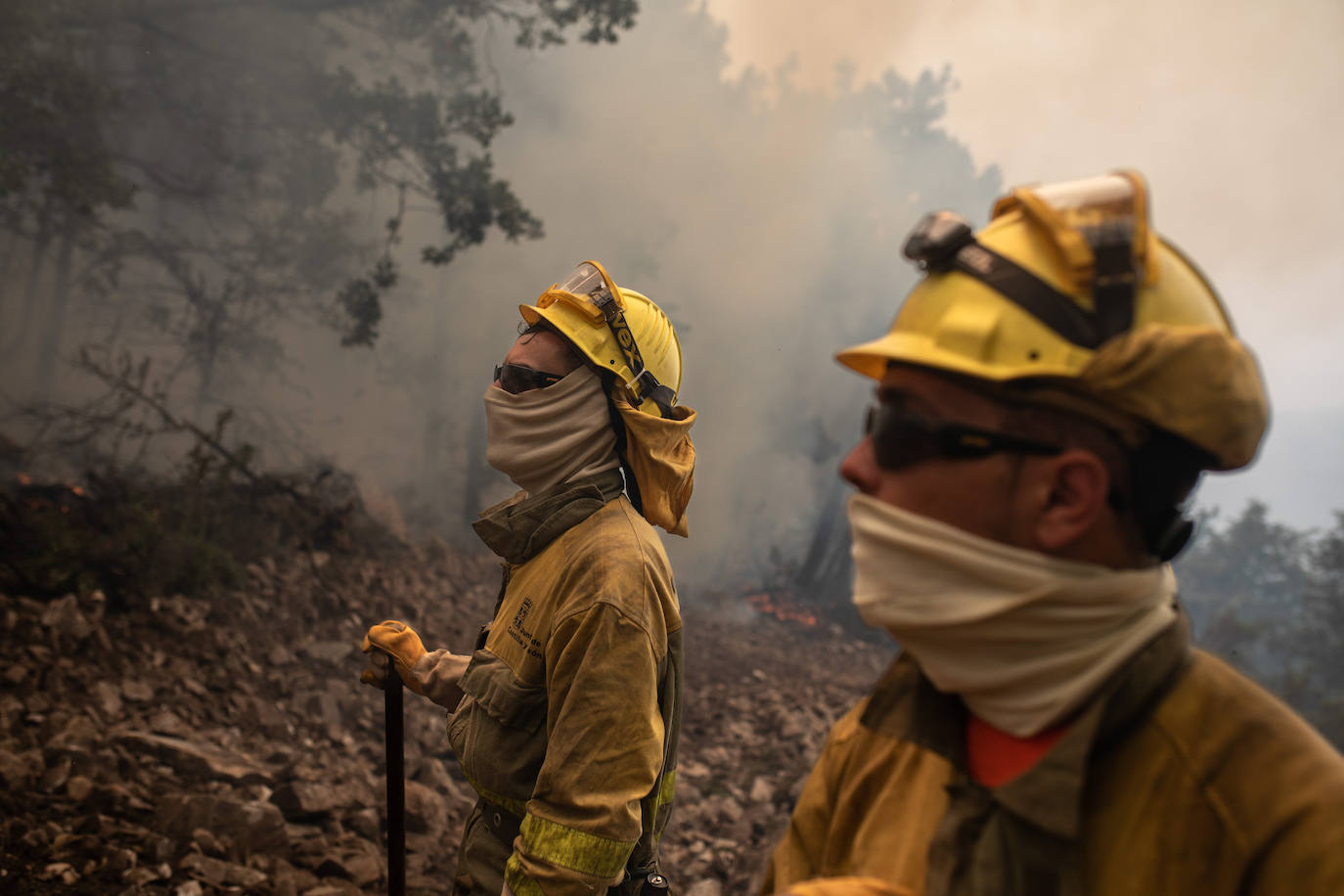 Fotos: Bomberos trabajan en la extinción del incendio en la Sierra de la Culebra