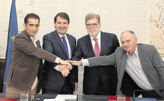 Los secretarios autonómicos de CC OO y UGT, el presidente de la CEOE y el de la Junta, en una firma de acuerdos del Diálogo Social.