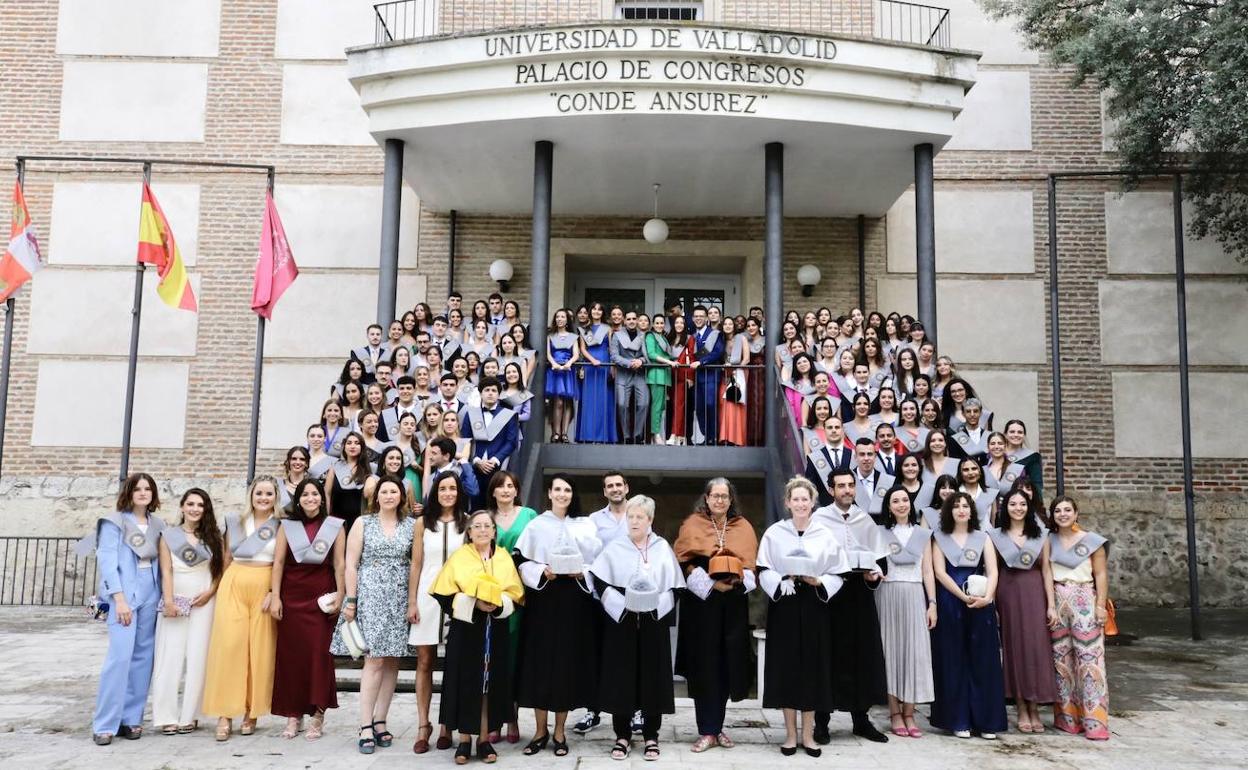 Foto de familia de los nuevos enfermeros y enfermeras y sus profesores tras la ceremonia celebrada en el Palacio de Congresos Conde Ansúrez..