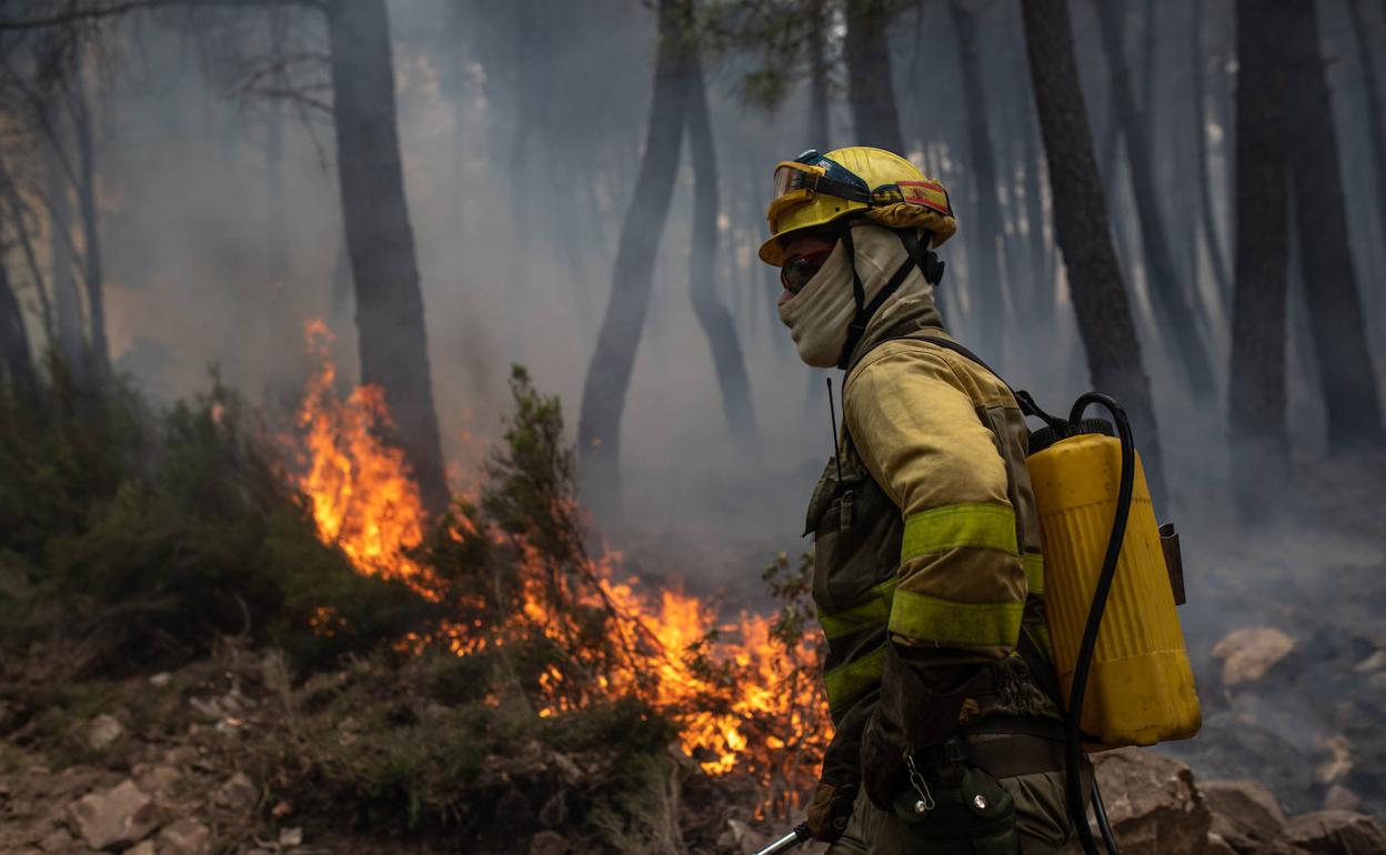 Uno de los bomberos que participan en las labores de extinción.