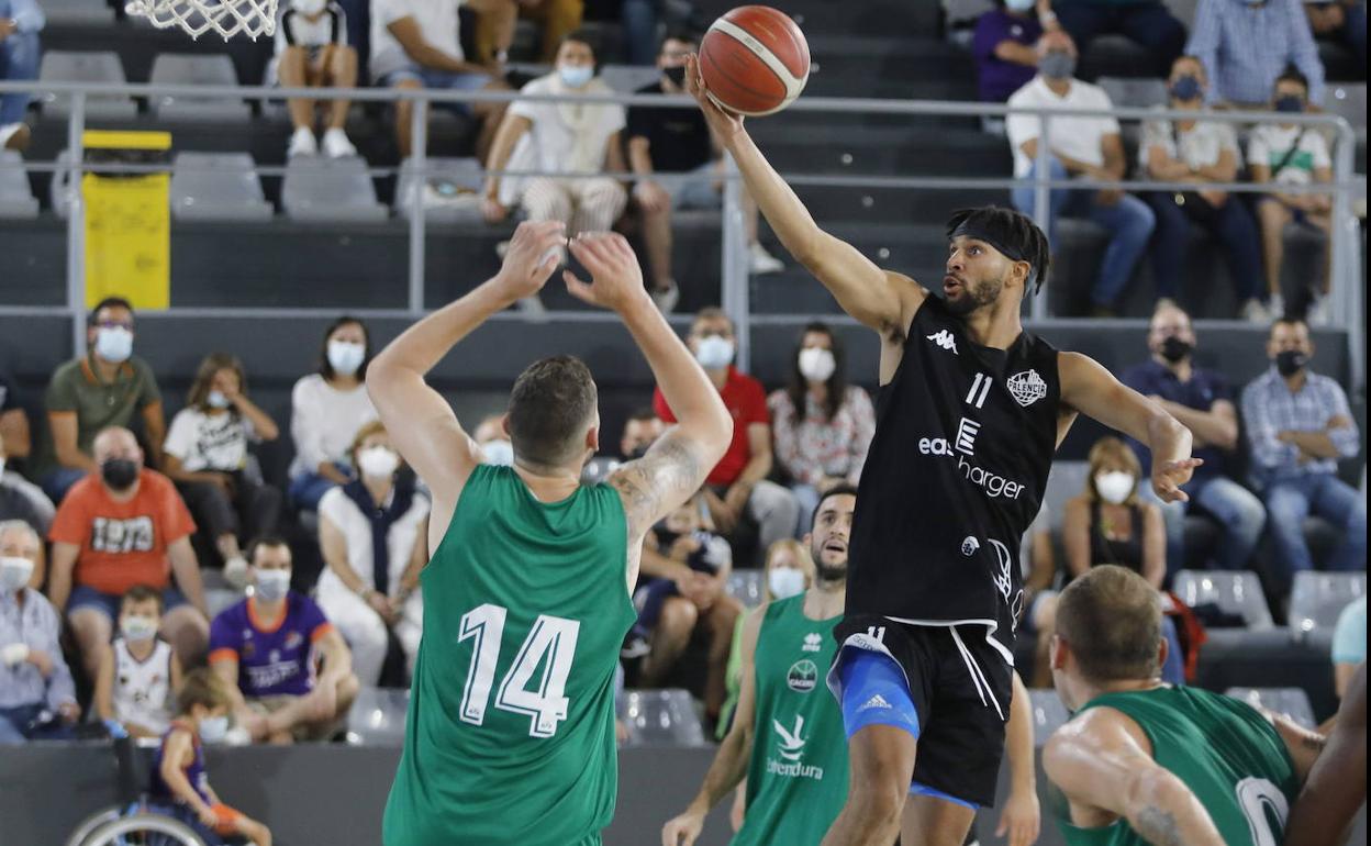 Noah Allen en su debut con el Palencia Baloncesto. 