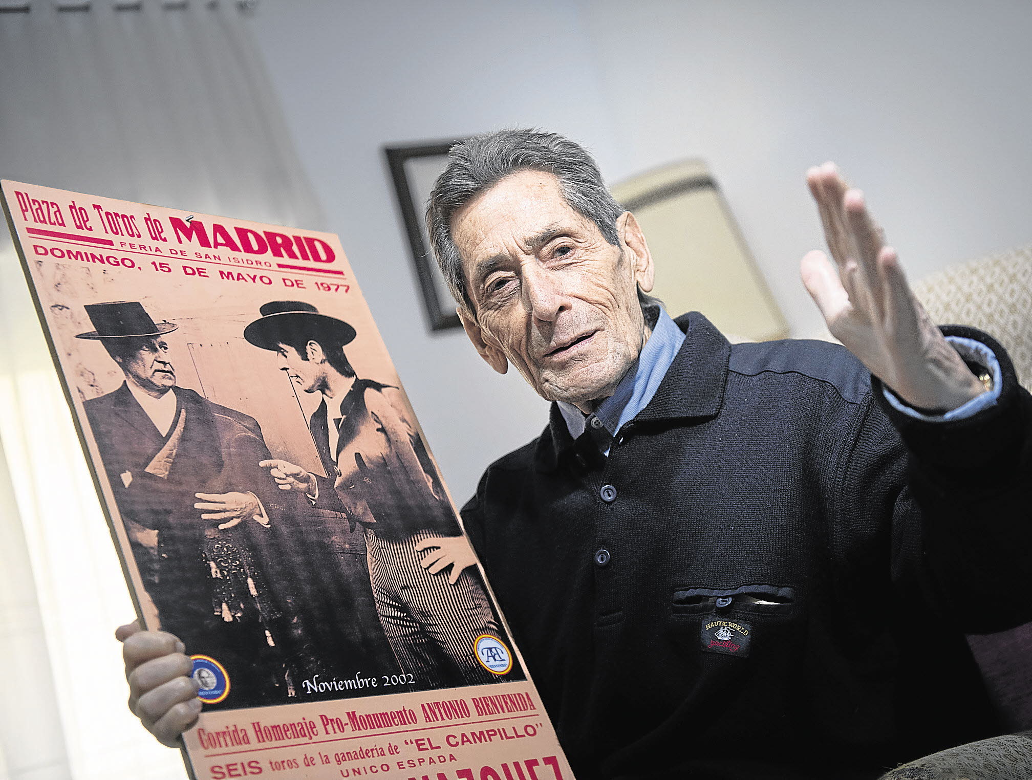 Andrés Vázquez, en su domicilio de Villalpando, con un cartel en el que aparece en una corrida en 1977.