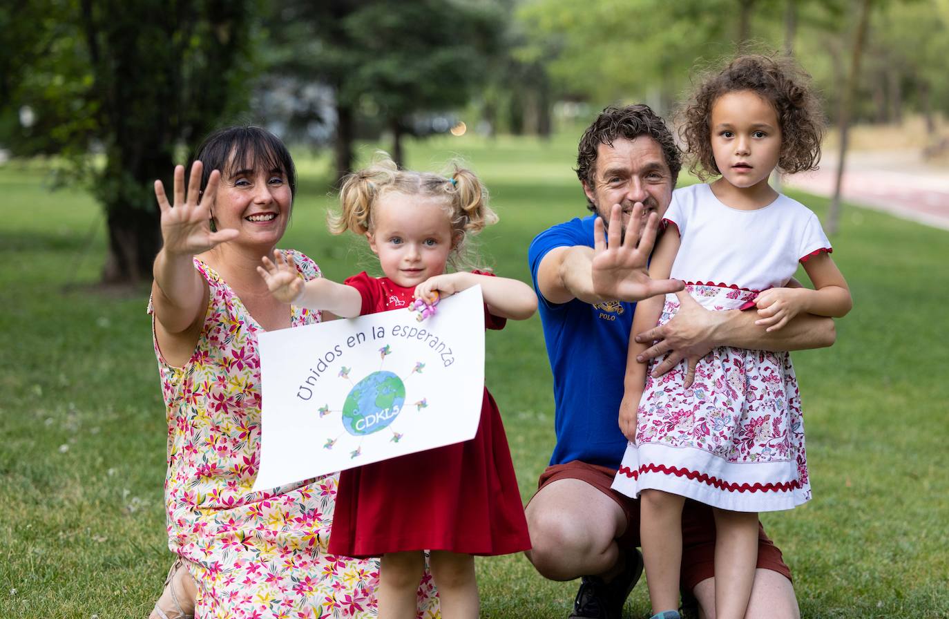 Iris y su hermana pequeña Thais acompañadas de sus padres «unidos en la esperanza». 