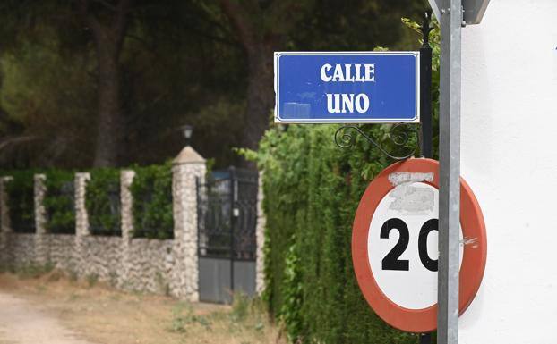 Una calle de la urbanización El Romeral donde confluyen las señales de los móviles de Esther y Óscar S. 