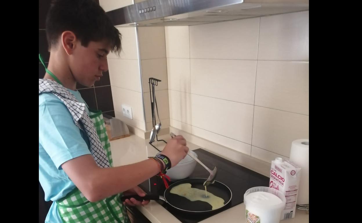 Álvaro deposita al mezcla en la sartén. 