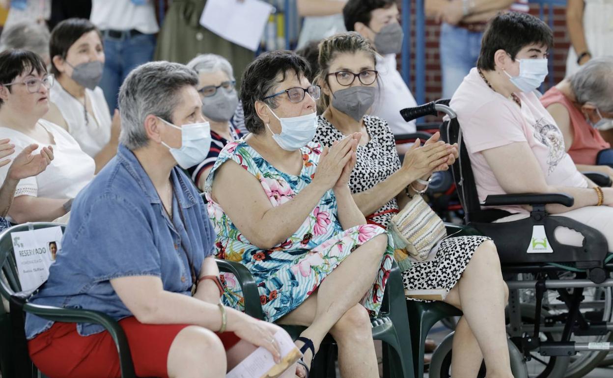 Usuarias del Centro Padre Zegrí aplauden tras la actuación de la maga Martilda. 