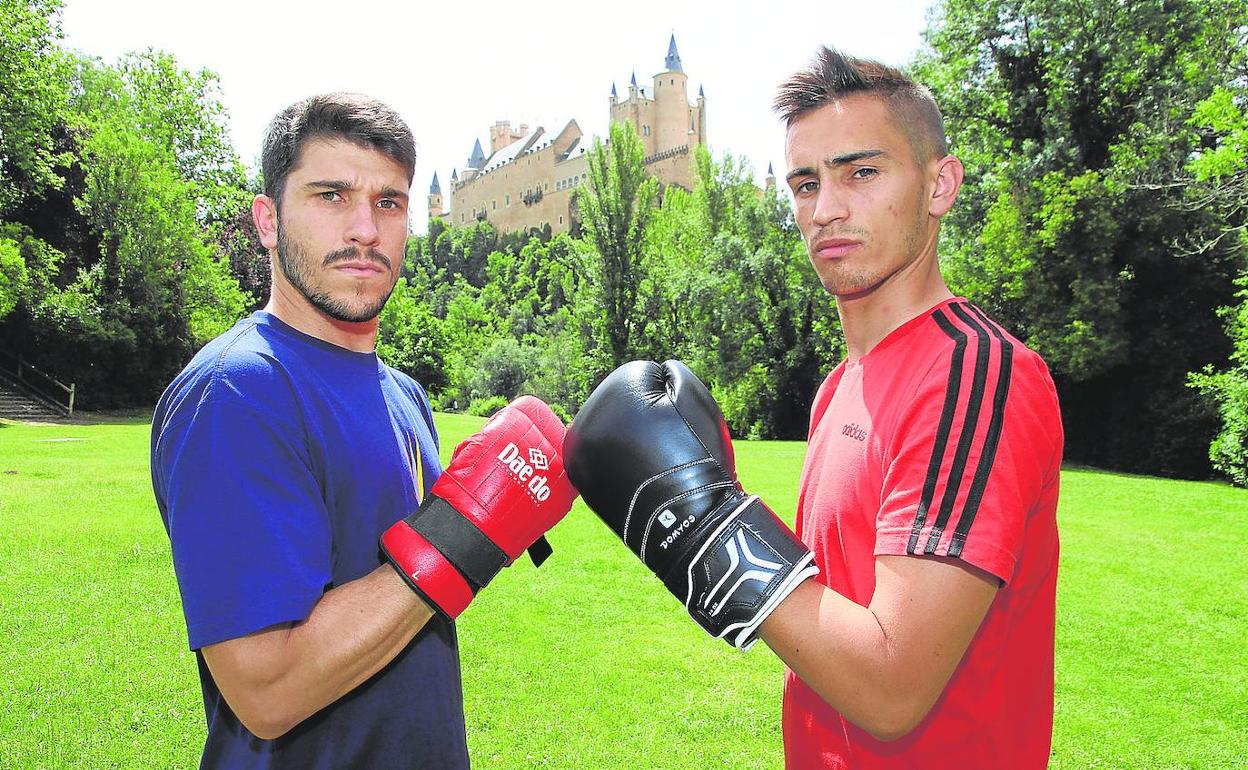 Los capitanes Sergio Prieto y Guille Duque chocan puños antes del duelo de hoy.