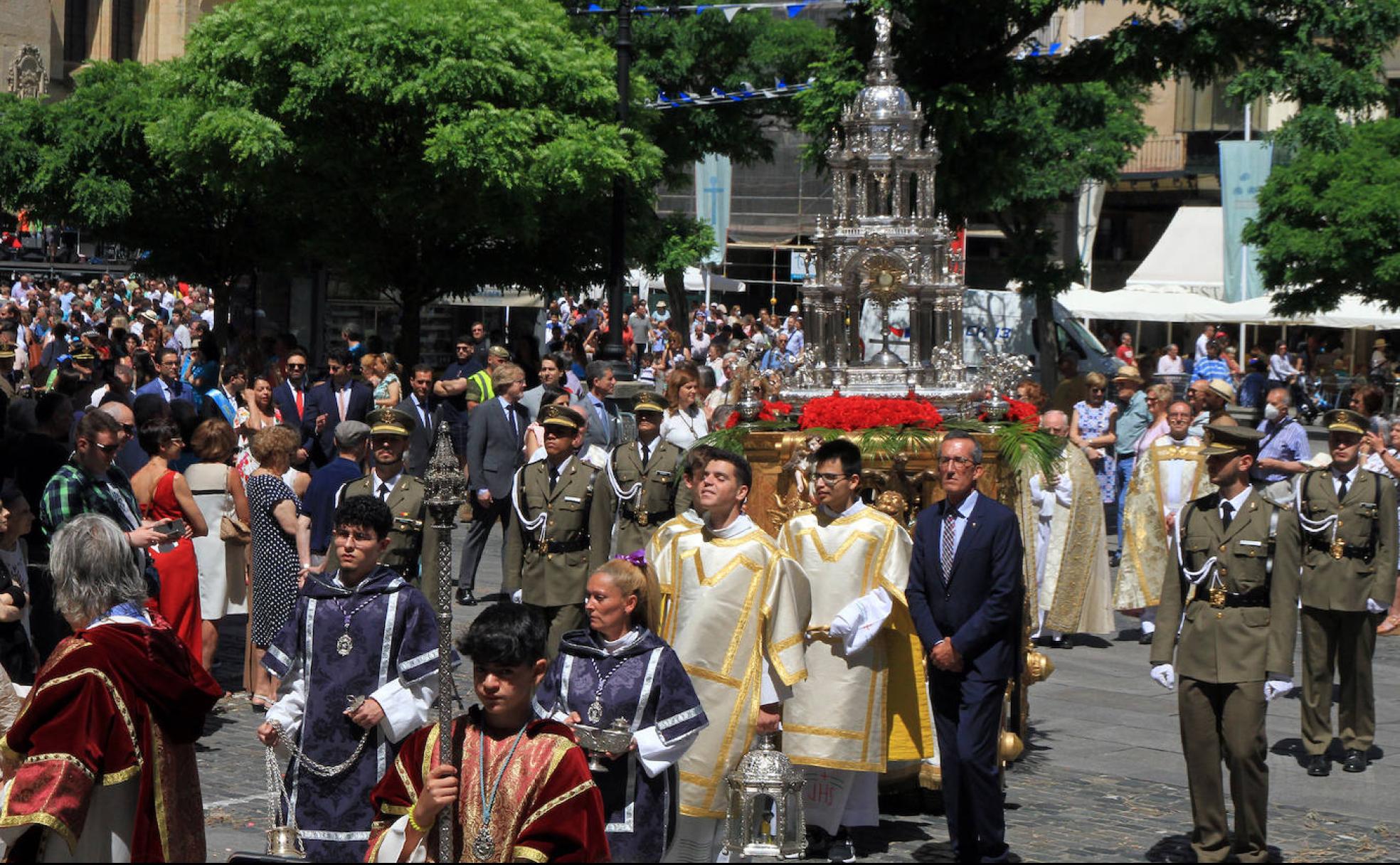 Desfile del Corpus, este domingo, a su paso por la Plaza Mayor. 