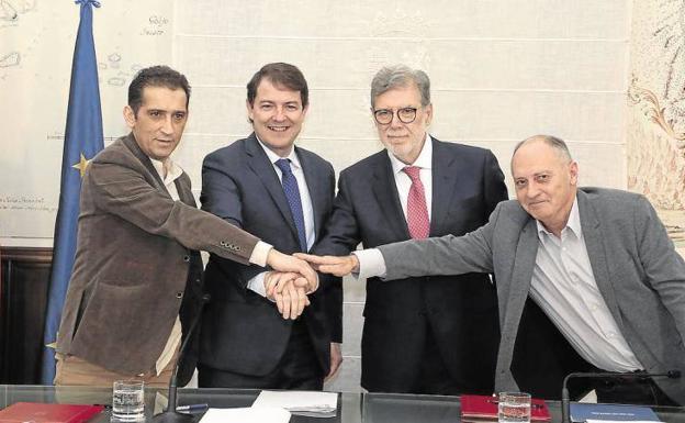 Vicente Andrés (CC OO), el presidente Mañueco, Santiago Aparicio (Cecale) y Faustino Temprano (UGT), tras la firma de un acuerdo del diálogo social en marzo de 20202.