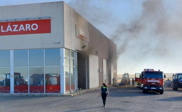 Los bomberos sofocan un incendio en el interior de una nave industrial en Valseca