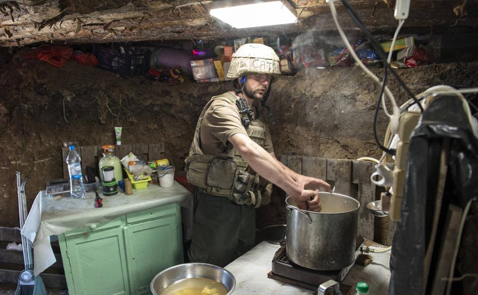 En la cocina. Petro Dmitrovich, alias Satanás, cocina en el interior de la trinchera para sus compañeros de batallón, a las afueras de Jersón. Zigor aLDAMA