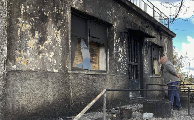 Un vecino de Otero de Bodas observa los daños en una vivienda abandonada que fue pasto de las llamas.