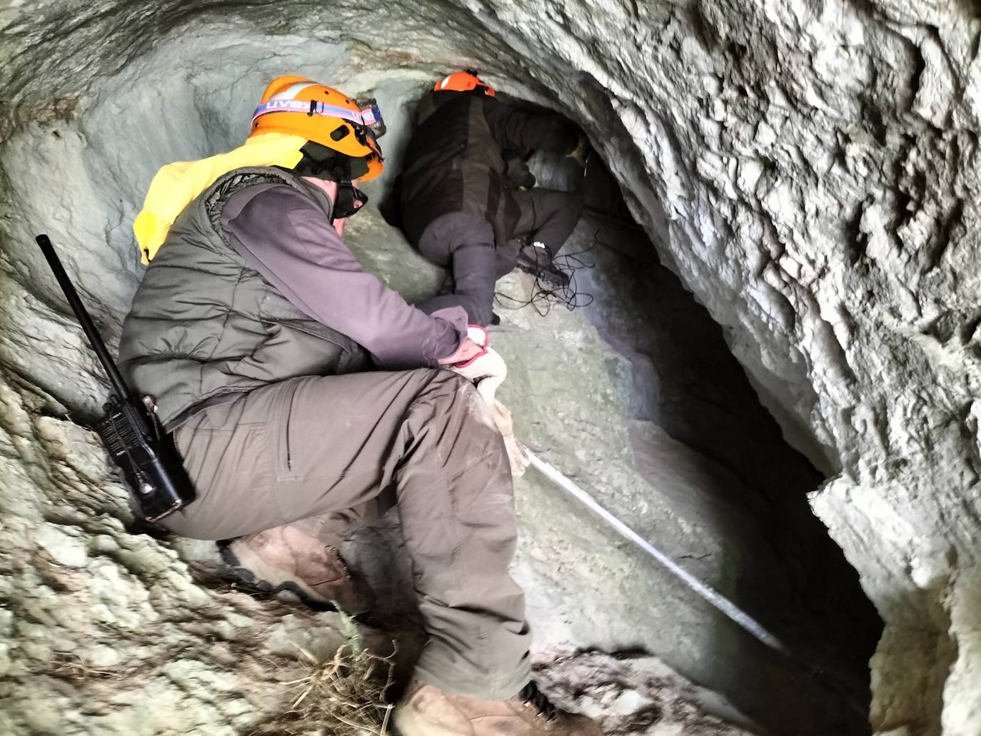 Los técnicos, a la entrada de la cueva para colocar una cámara térmica. 