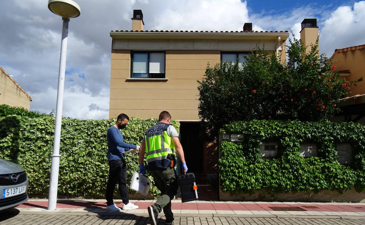 La Policía Nacional se dirige a inspeccionar el lugar del crimen. 