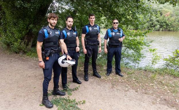 De izquierda a derecha, los policías locales Carlos, Jorge, Alberto y Pablo, en el lugar del rescate. 