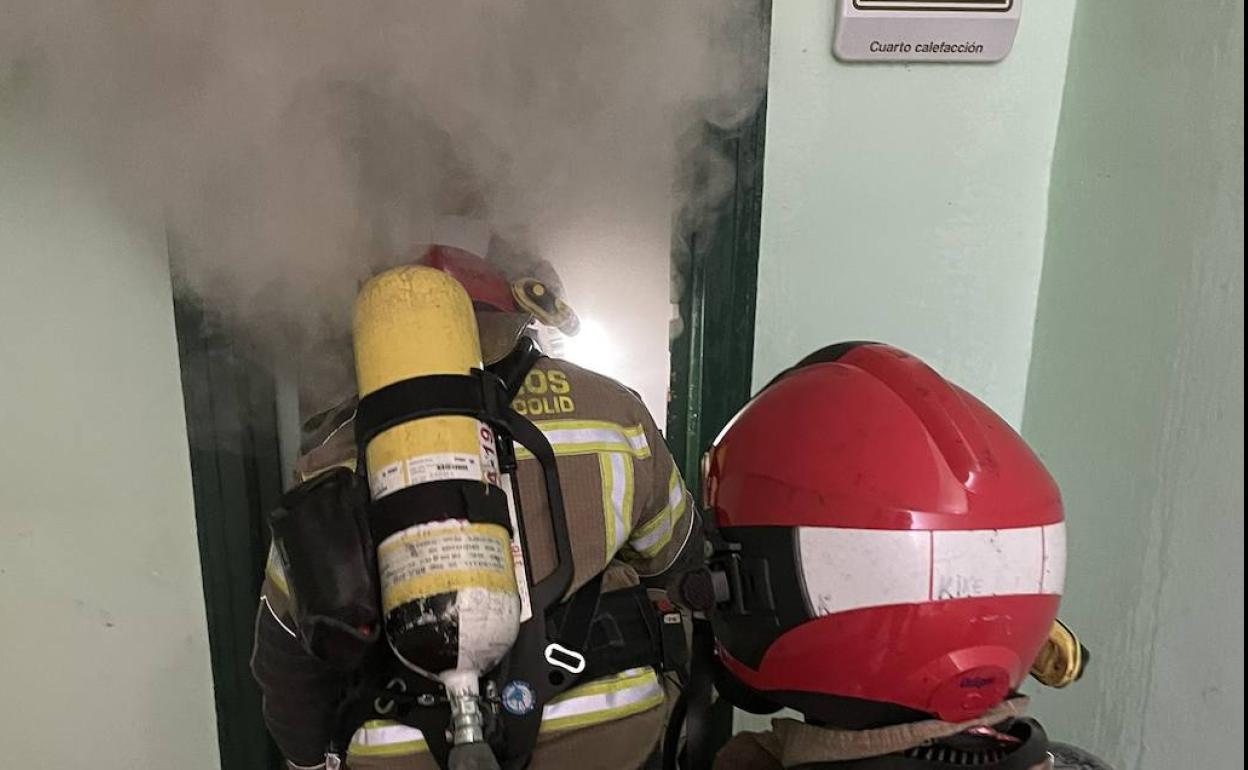 Labores de extinción de los Bomberos en el colegio del Cuatro de Marzo. 