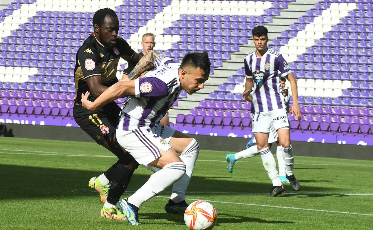 Una acción de un partido del Promesas de esta temporada ante la Cultural en Zorrilla. 