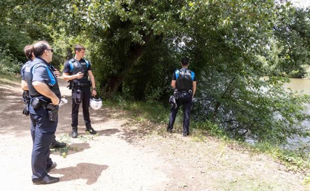 Policías locales rescatan con vida a una mujer de 78 años que cayó al río en el puente de Santa Teresa