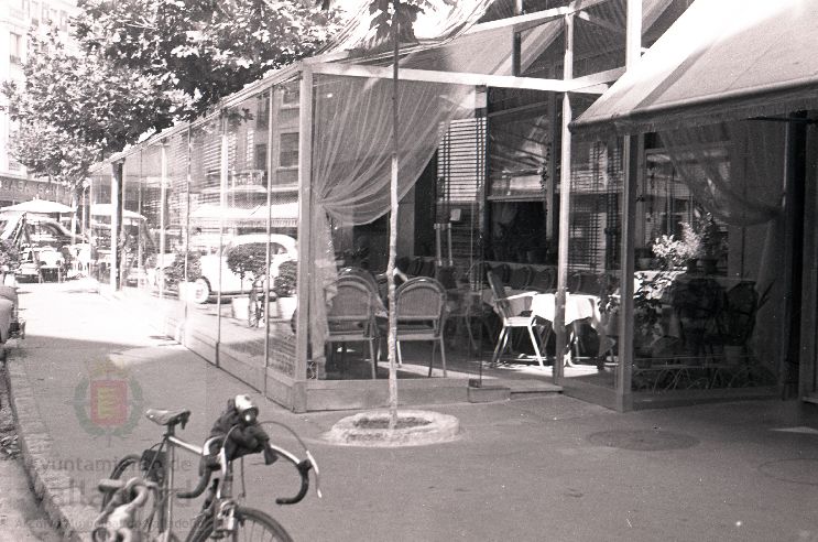 La Pajarera del Hostal, protegida de la lluvia, no muy fría en invierno ni demasiado calurosa en verano, acogió a muchas parejas de enamorados.