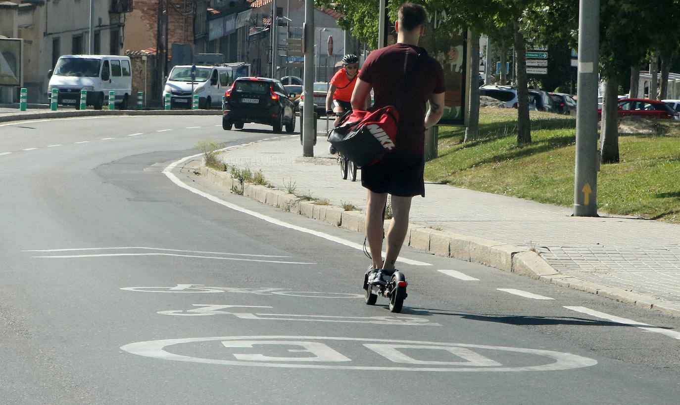 Bicicla defiende el carril bici: «Parece que lo único que importa son los aparcamientos»