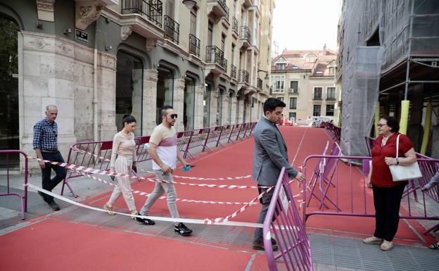 El Ayuntamiento busca «otras soluciones» ante la mala respuesta del pavimento rojo del centro