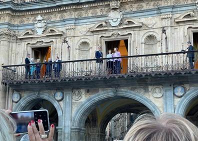 Imagen secundaria 1 - La reina Sofía y la reina Silvia de Suecia disfrutan del centro histórico de Salamanca