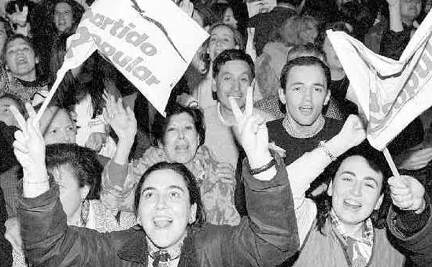 Simpatizantes del PP frente a la sede el 3 de marzo de 1996.