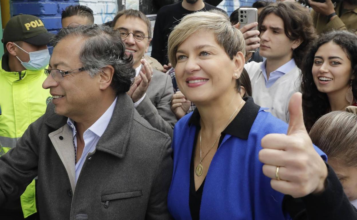 Gustavo Petro y su esposa, Verónica Alcocer, en la jornada electorial.