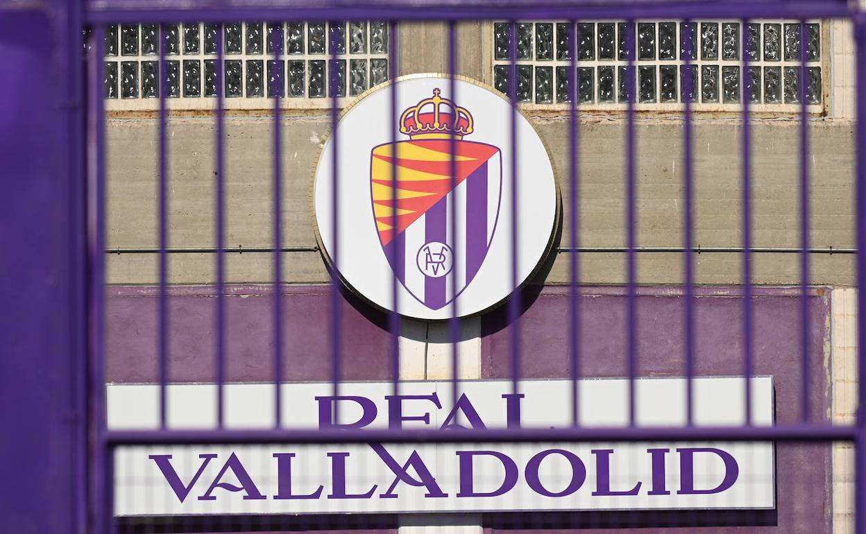 El nuevo escudo del Real Valladolid ya luce en la fachada principal del estadio José Zorrilla desde el lunes.