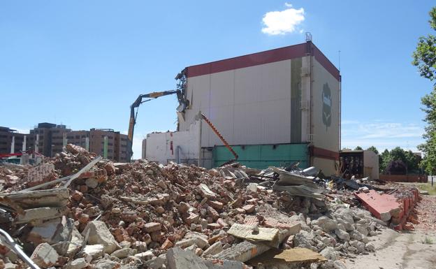 La pinza hidráulica devora la estructura de la última nave que lucía el símbolo de Lauki. 