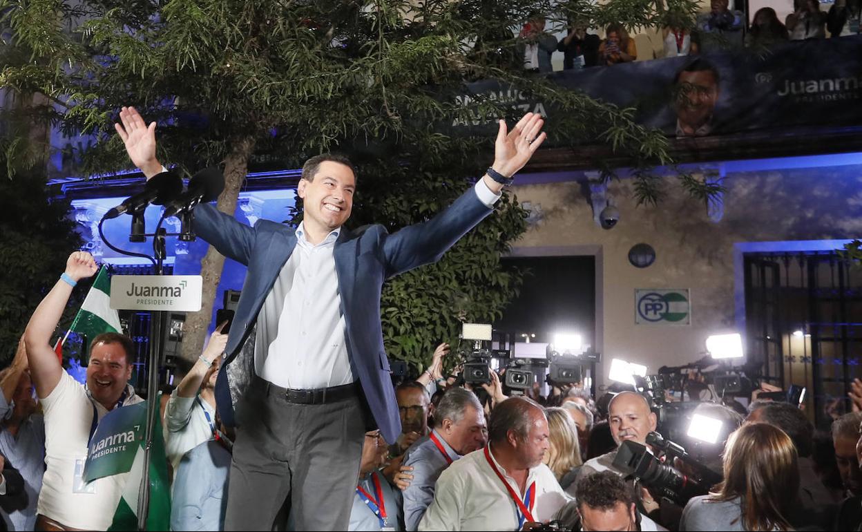 Juanma Moreno celebra los resultados en la noche electoral.