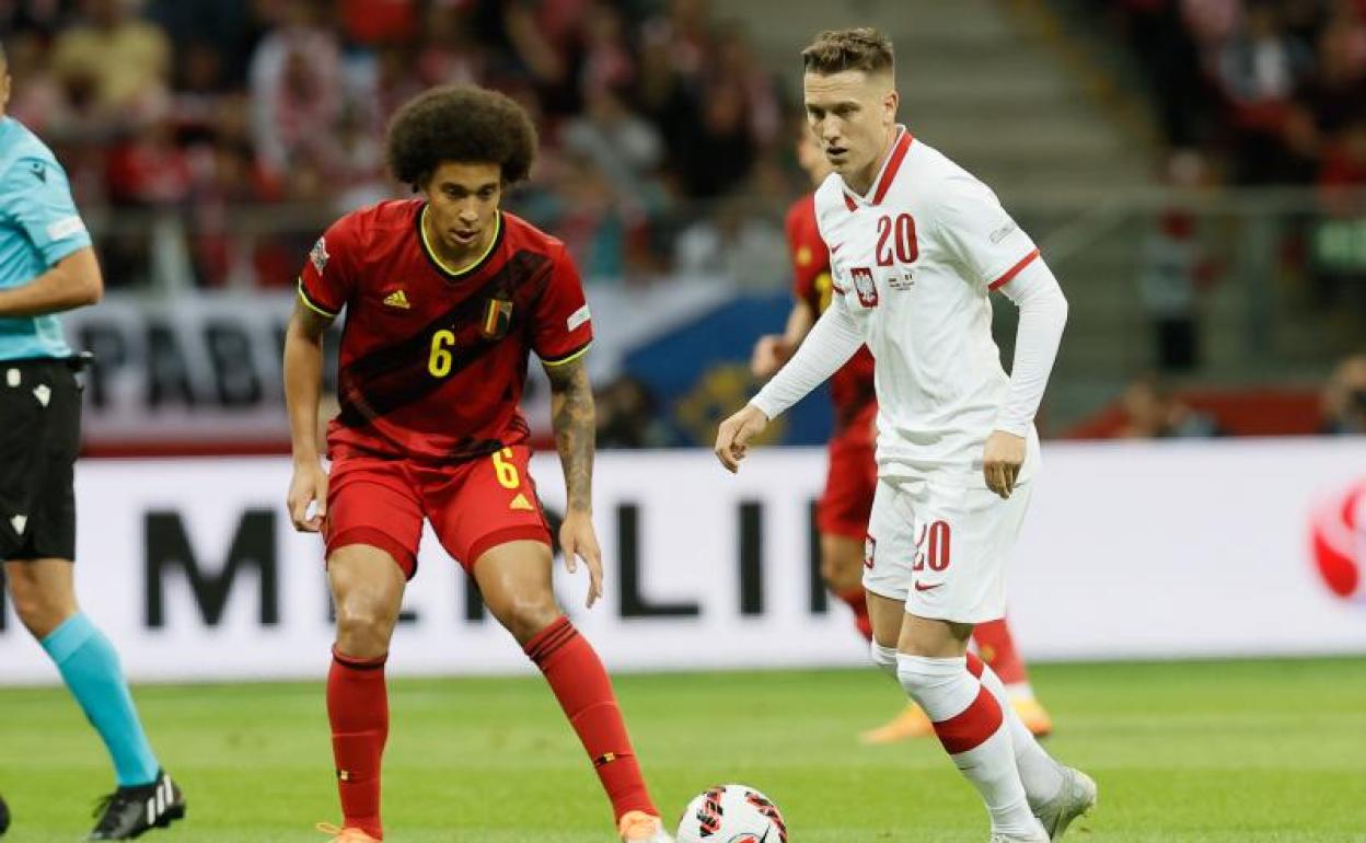 Axel Witsel (I), en un partido de Bélgica ante Polonia. 