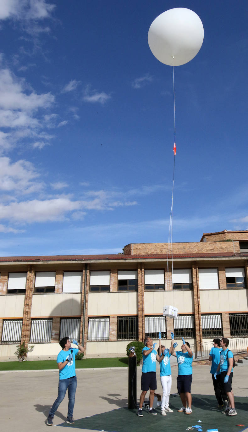 Alumnos de los Maristas lanzan el globo.