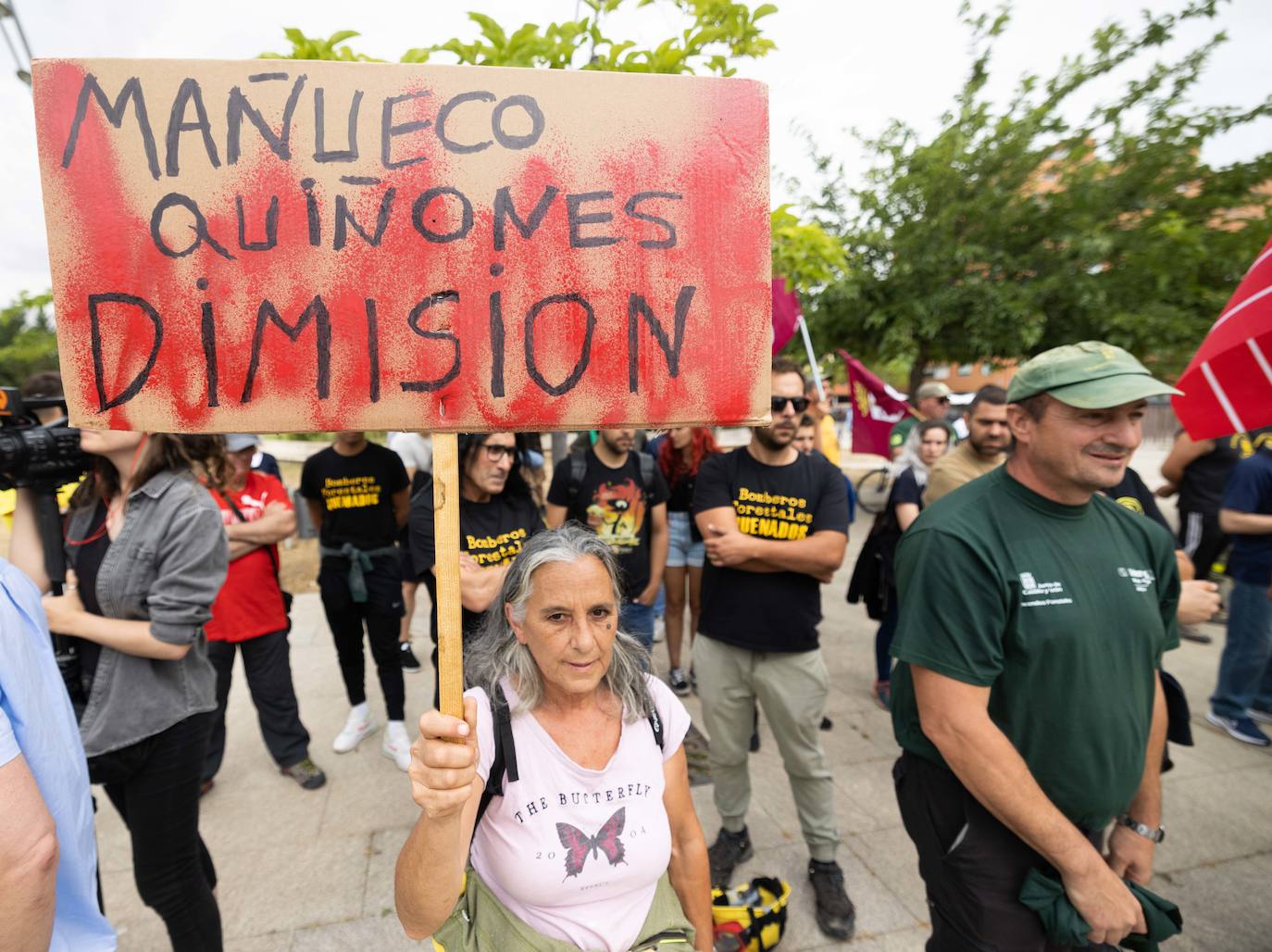 Fotos: Protesta de los bomberos forestales en la sede de las Cortes