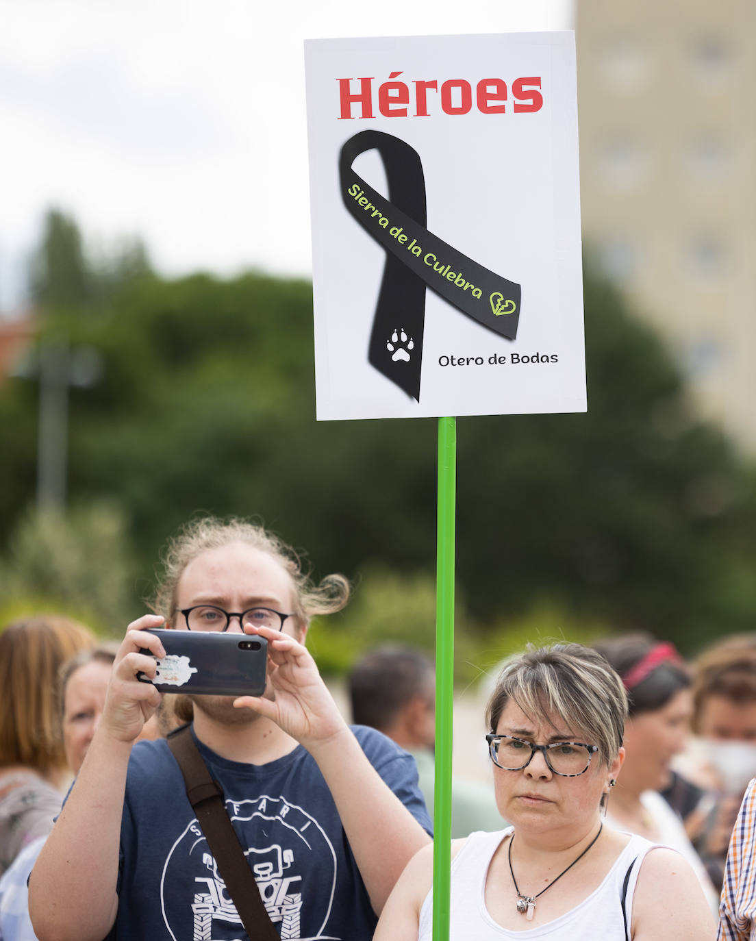 Fotos: Protesta de los bomberos forestales en la sede de las Cortes