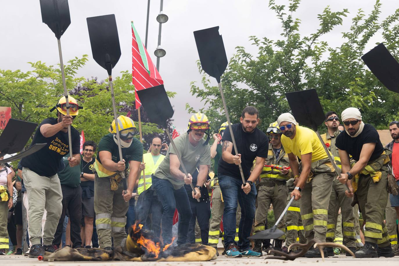 Fotos: Protesta de los bomberos forestales en la sede de las Cortes