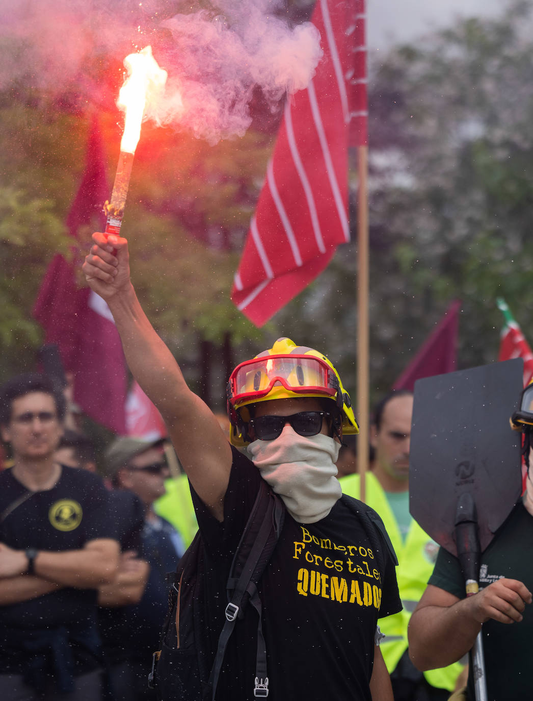 Fotos: Protesta de los bomberos forestales en la sede de las Cortes