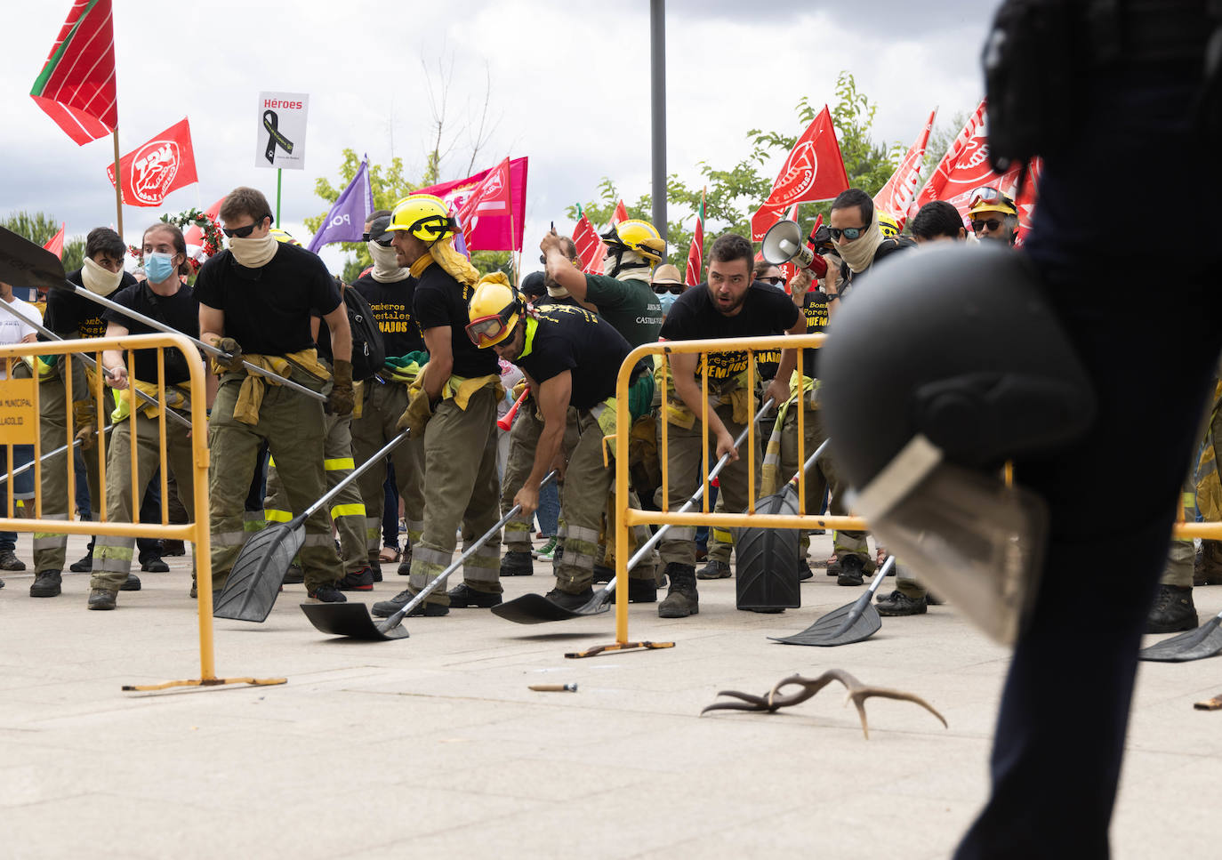 Fotos: Protesta de los bomberos forestales en la sede de las Cortes