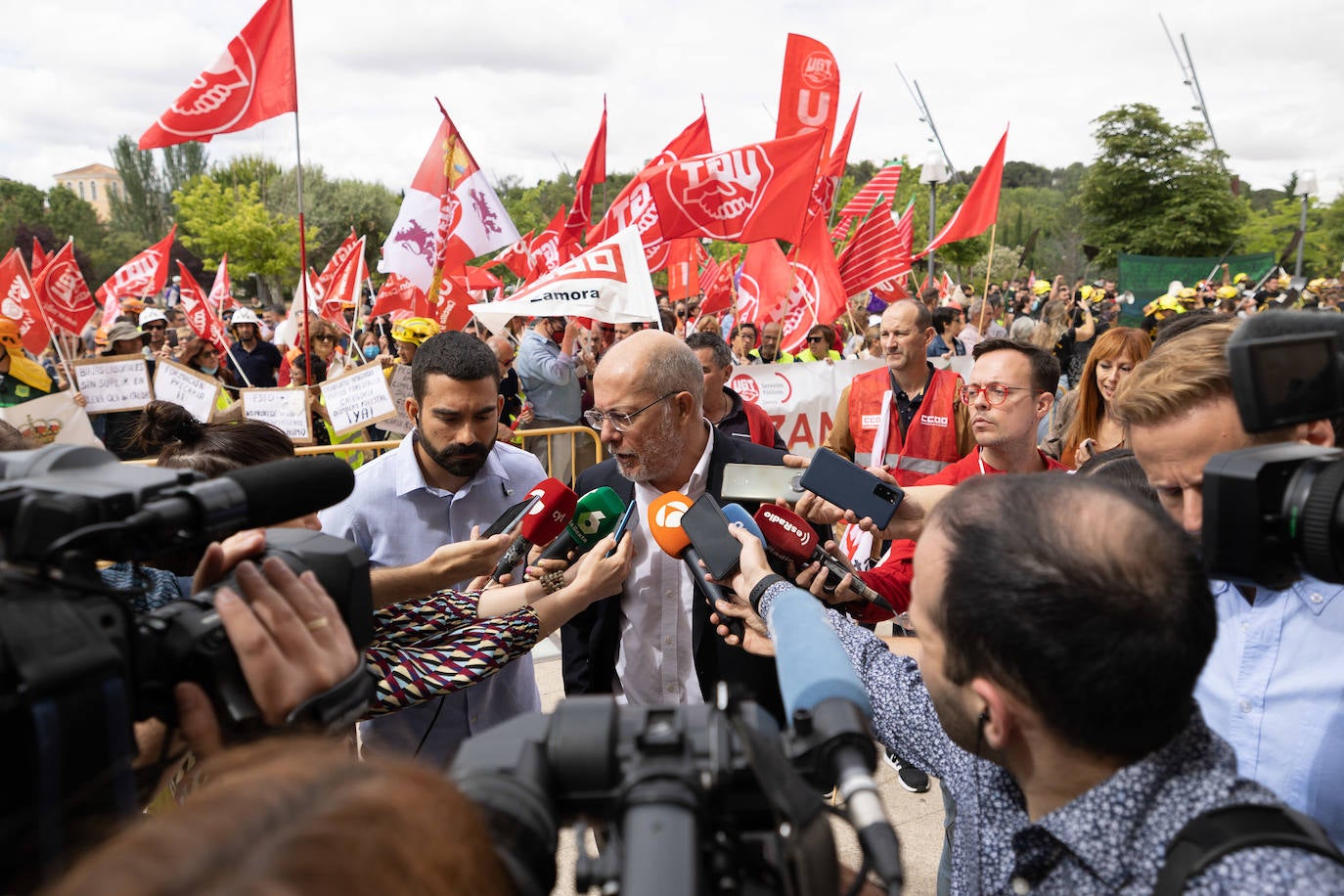 Fotos: Protesta de los bomberos forestales en la sede de las Cortes