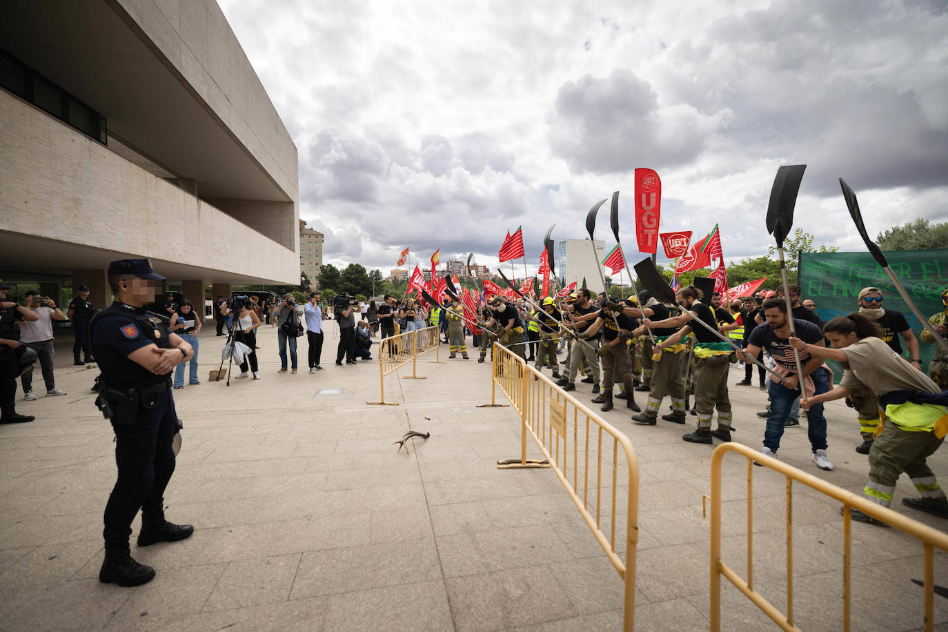 Fotos: Protesta de los bomberos forestales en la sede de las Cortes