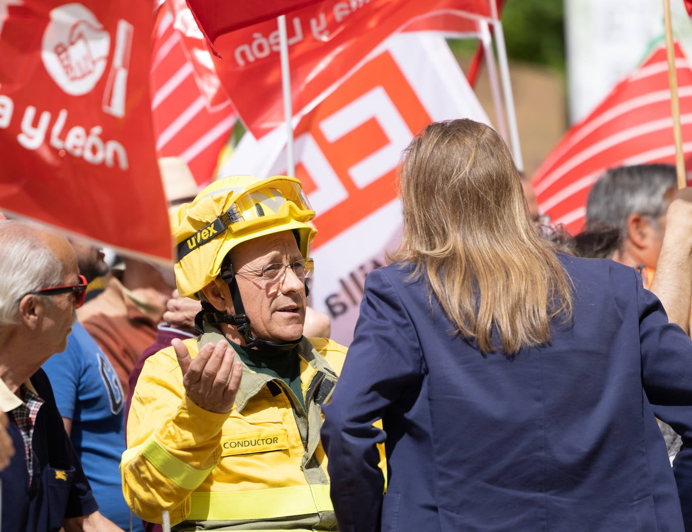 Fotos: Protesta de los bomberos forestales en la sede de las Cortes