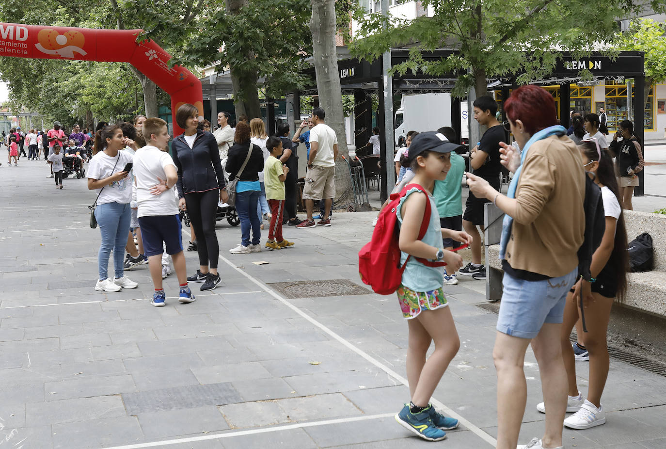 El parque del Salón acoge la prueba solidaria con mercadillo y paellada para todos los alumnos.