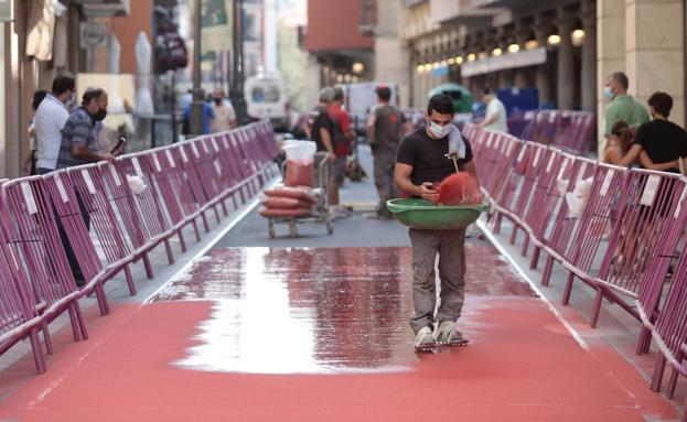 Puente pide «disculpas» por el mal resultado de la pintura roja de las calles del centro