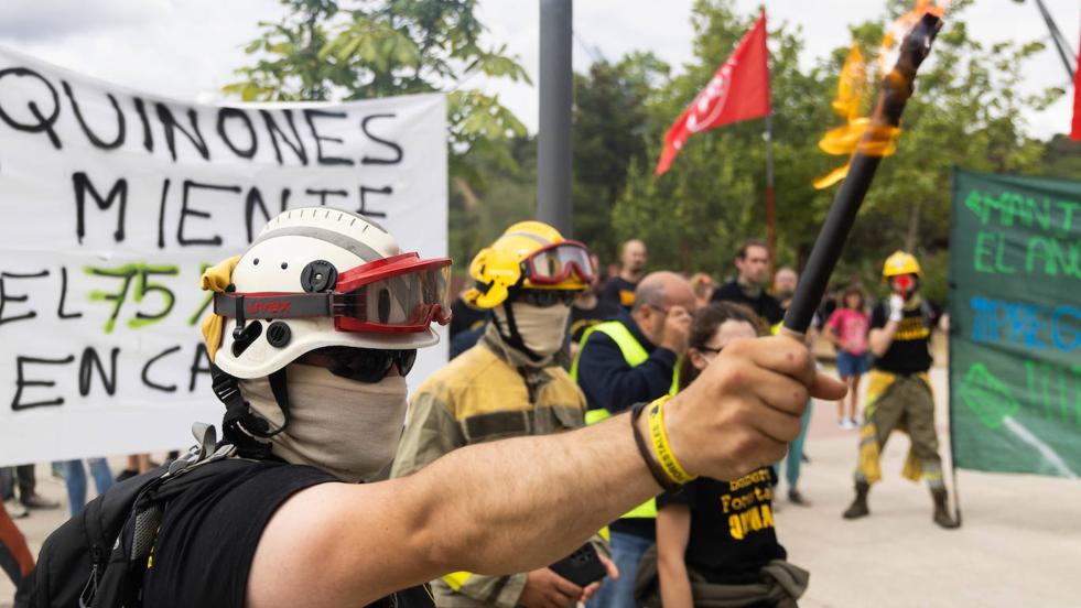 Protesta de los bomberos forestales en la sede de las Cortes