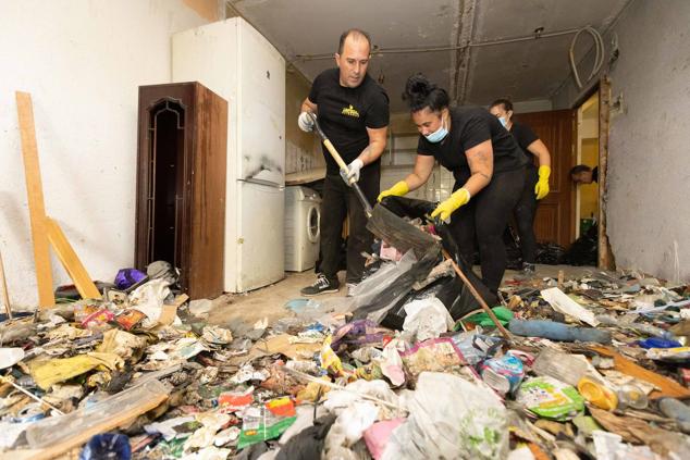 Fotos: Termina la pesadilla de los vecinos de un conflictivo inquilino con diógenes de Valladolid