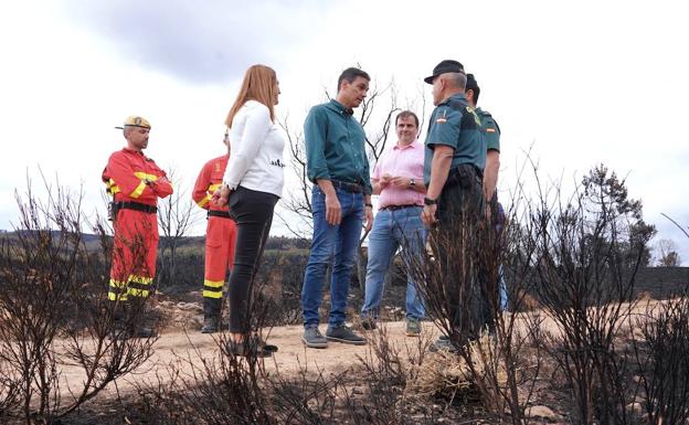 El presidente del Gobierno, Pedro Sánchez, visita las zonas afectadas por el incendio forestal de la Sierra de la Culebra junto a la delegada del Gobierno Virginia Barcones y el alcalde de Otero de Bodas David Ferrero. 