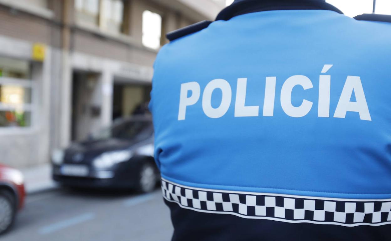 Un conductor ebrio causa daños en el mobiliario de la terraza de un bar en Palencia