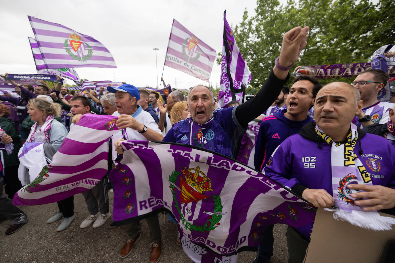 Loas aficionados del Real valladolid, durante la protesta por el cambio del escudo.