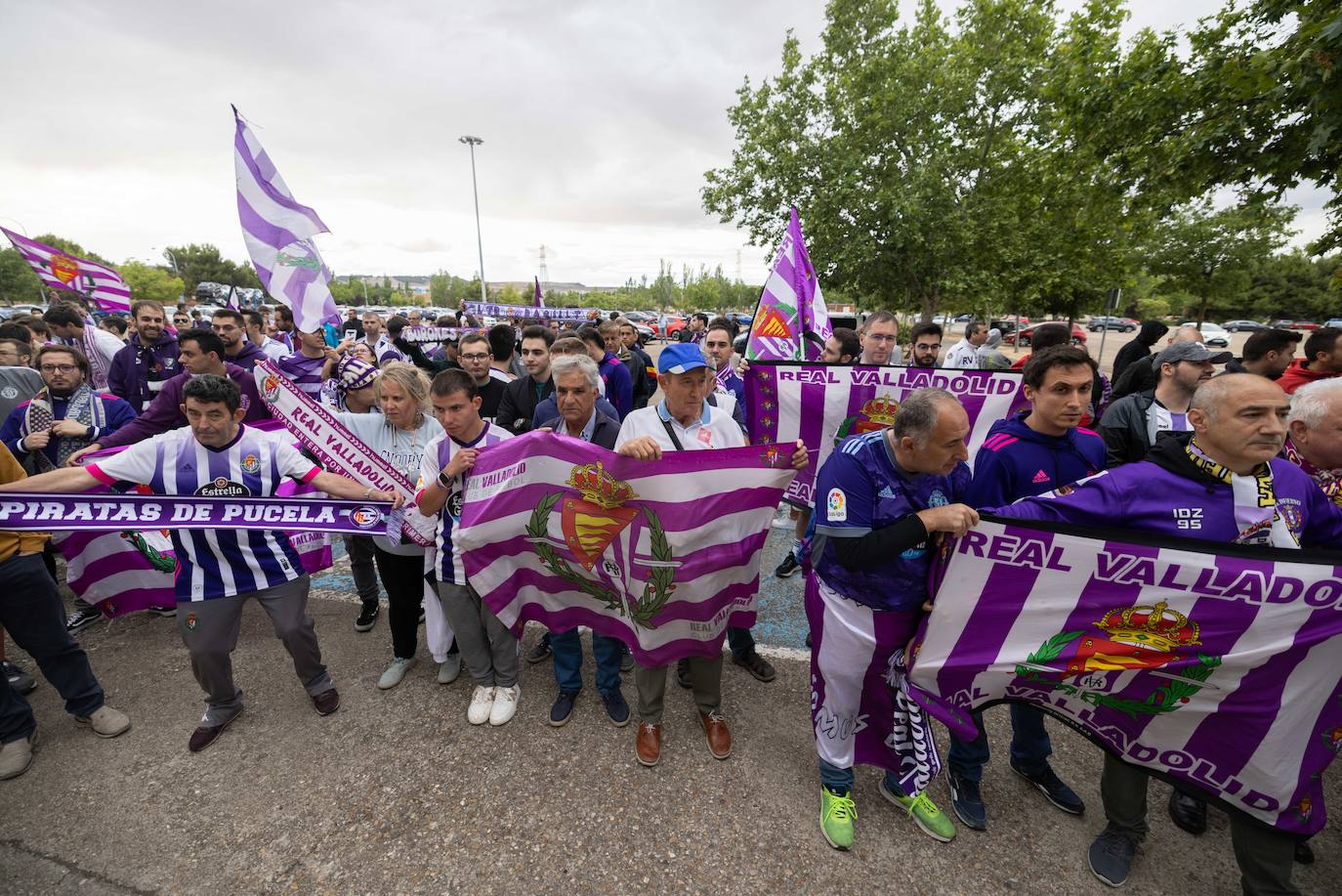 Loas aficionados del Real valladolid, durante la protesta por el cambio del escudo.