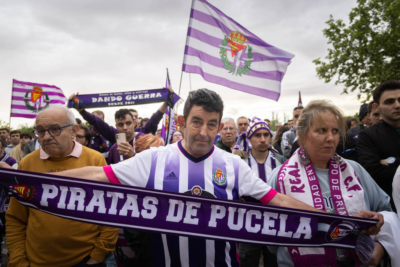 Loas aficionados del Real valladolid, durante la protesta por el cambio del escudo.